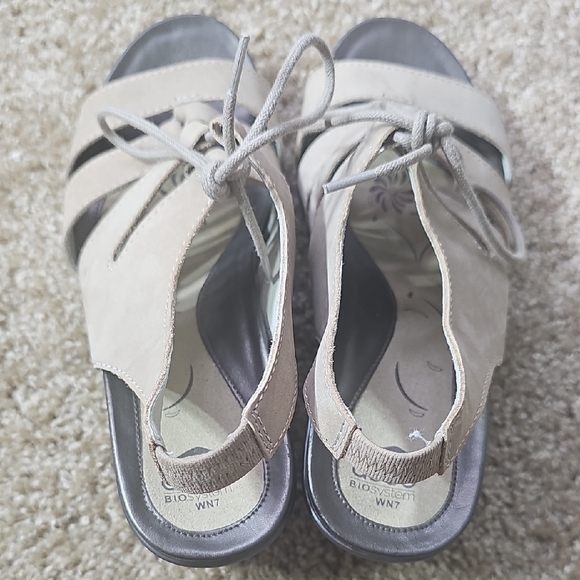 Abeo Women's Tan Strappy Sandals - Picture 6 of 6